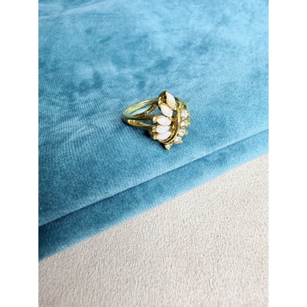 Vintage Gold Tone Faux Opal Rhinestone Cluster Statement Ring Size‎ 7